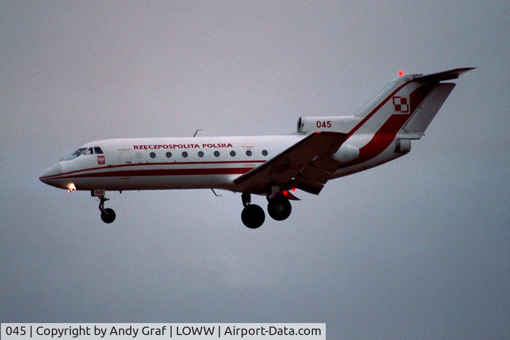 045, Yakovlev Yak-40 C/N 9840759, Polish Goverment Y40