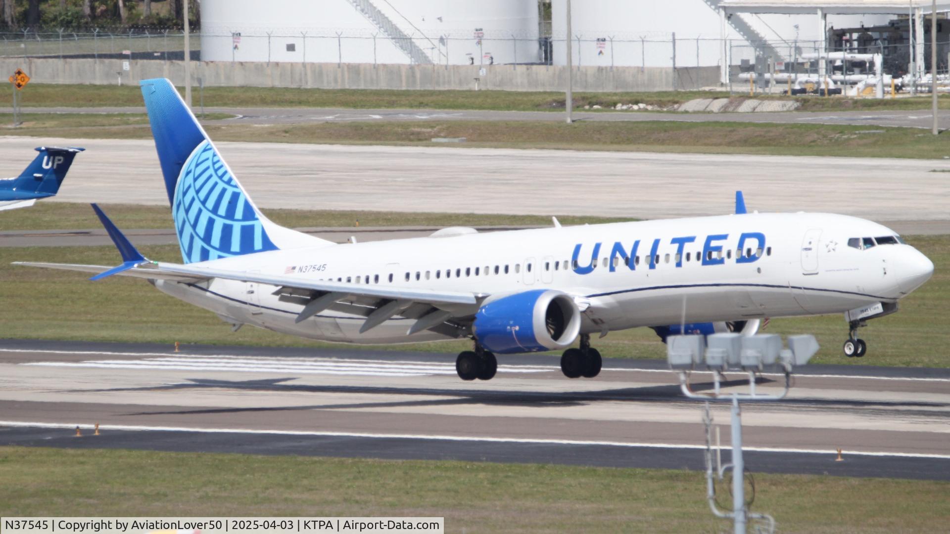 N37545, 2022 Boeing 737-9 MAX C/N 64472, United MAX 9