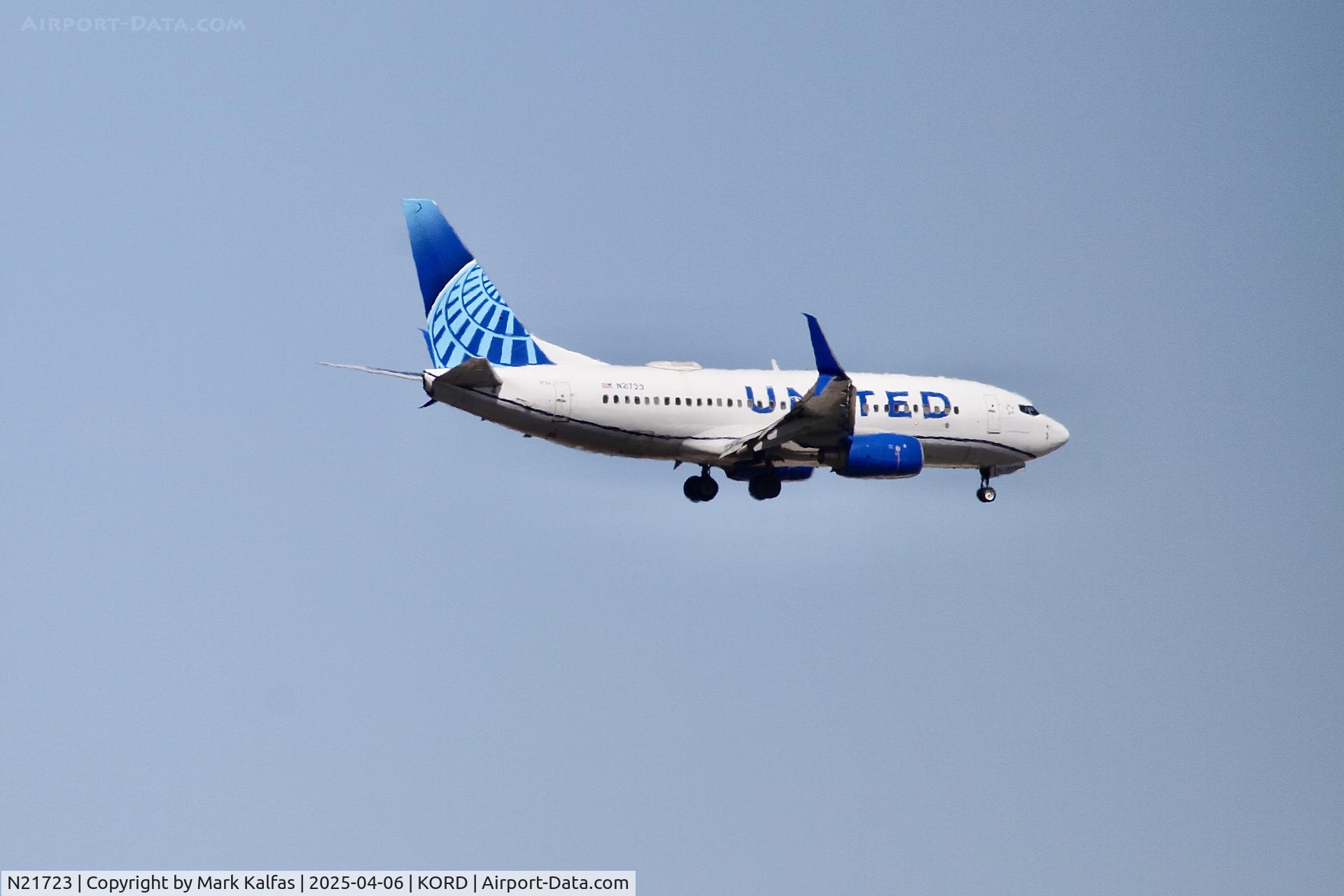 N21723, 1999 Boeing 737-724 C/N 28790, B737 United Airlines Boeing Boeing 737-724 N21723 arriving 10C KORD