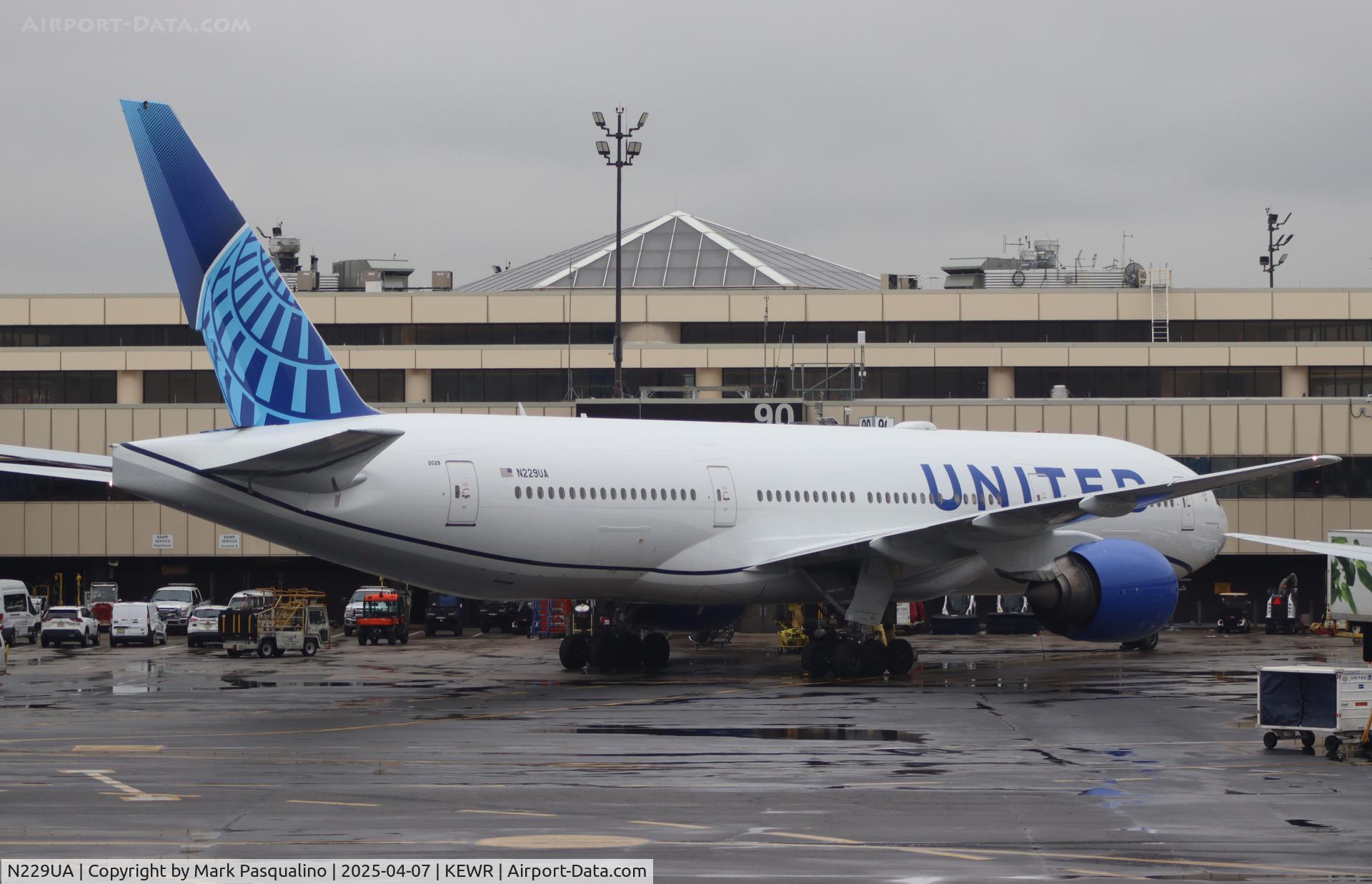 N229UA, 2002 Boeing 777-222 C/N 30557, Boeing 777-222