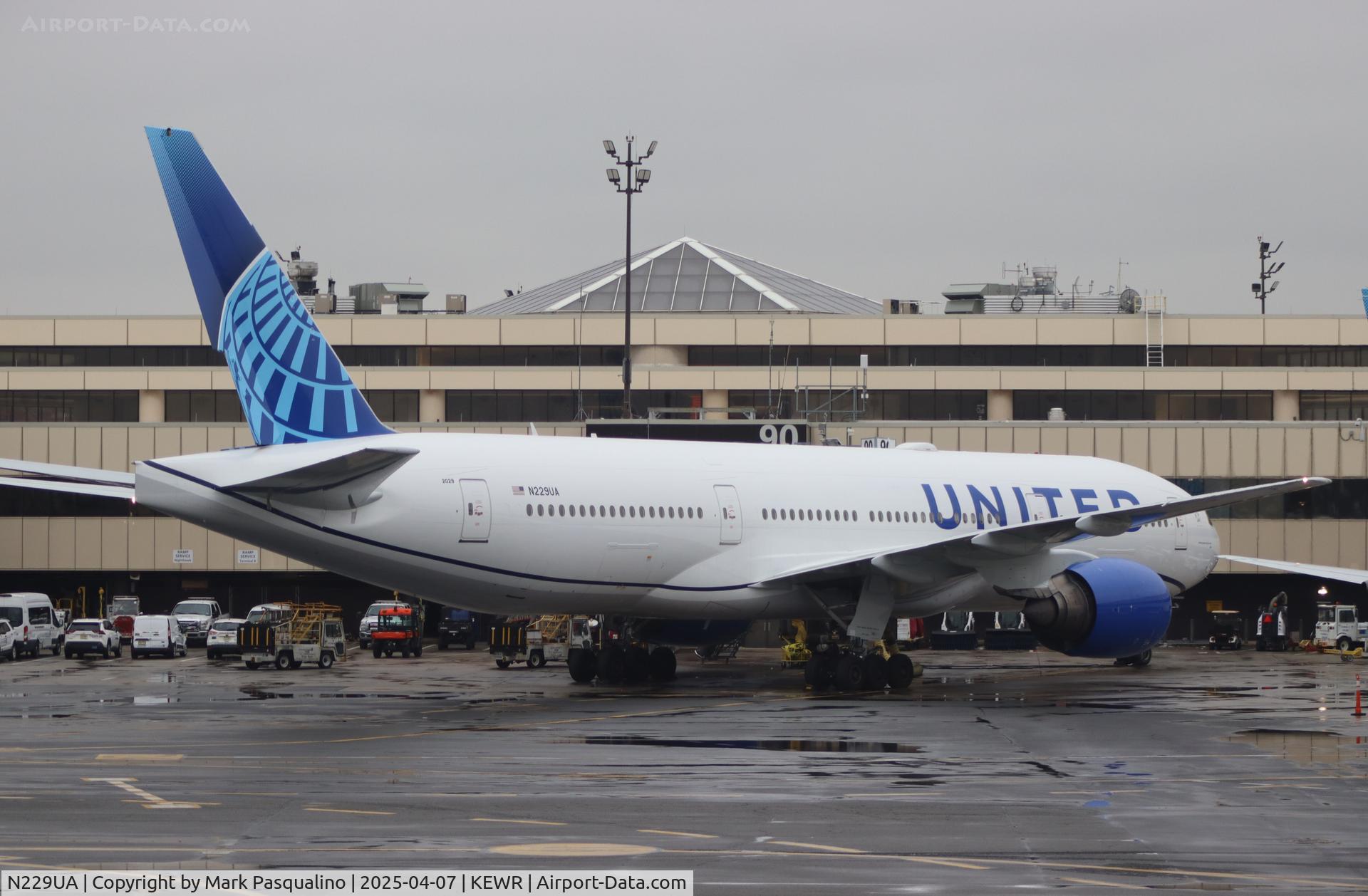 N229UA, 2002 Boeing 777-222 C/N 30557, Boeing 777-222