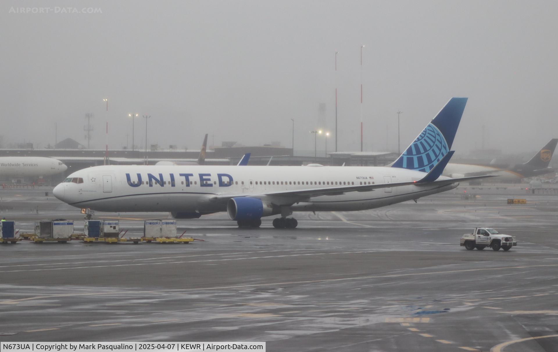 N673UA, 2000 Boeing 767-322 C/N 29241, Boeing 767-322