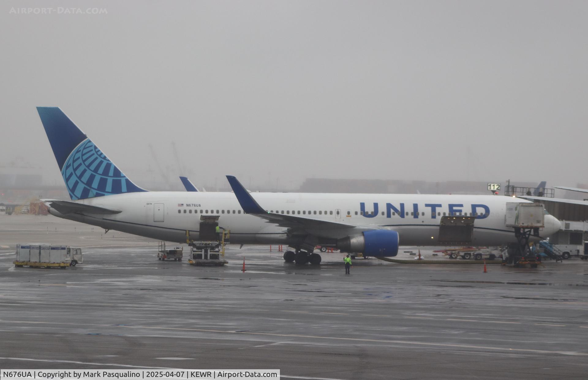N676UA, 2001 Boeing 767-322 C/N 30028, Boeing 767-322