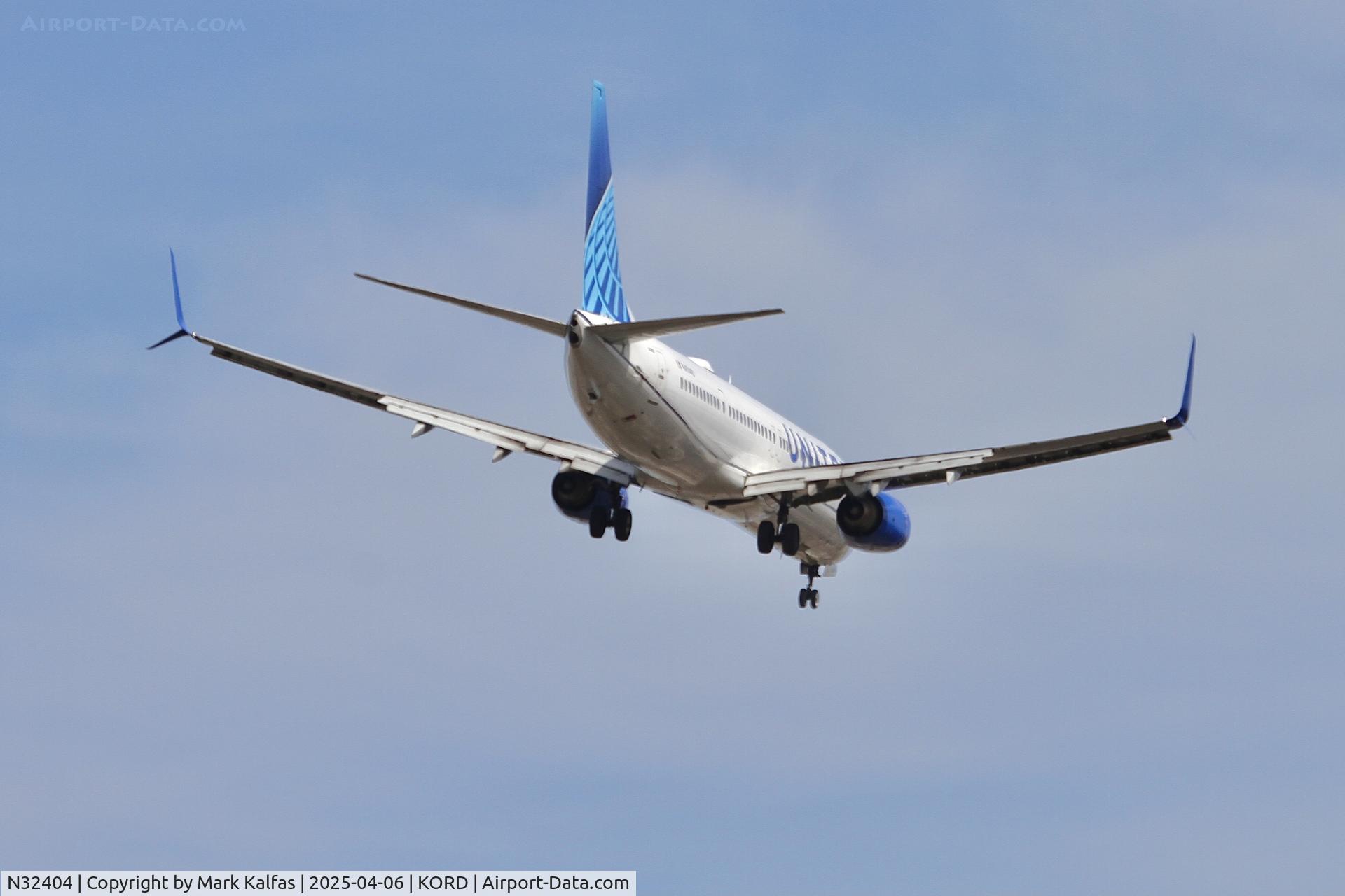 N32404, 2001 Boeing 737-924 C/N 30121, United Airlines Boeing 737-924(WL) N32404 10R approach KORD