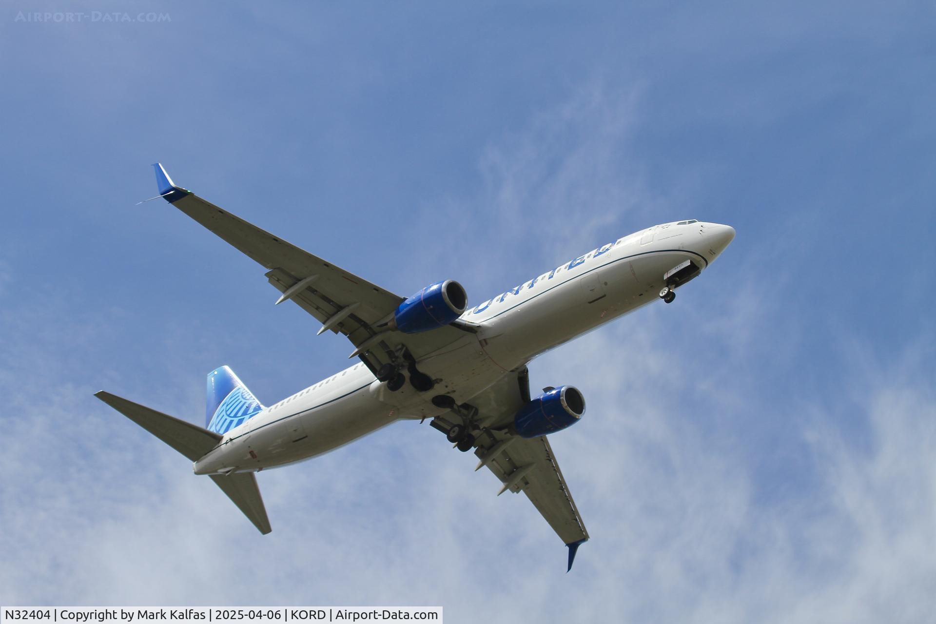 N32404, 2001 Boeing 737-924 C/N 30121, United Airlines Boeing 737-924(WL) N32404 10R approach KORD