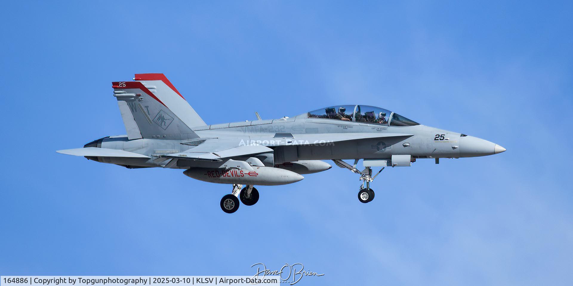 164886, McDonnell Douglas F/A-18D Hornet C/N 1218/D124, DEVIL43 on a tight right base to 21R