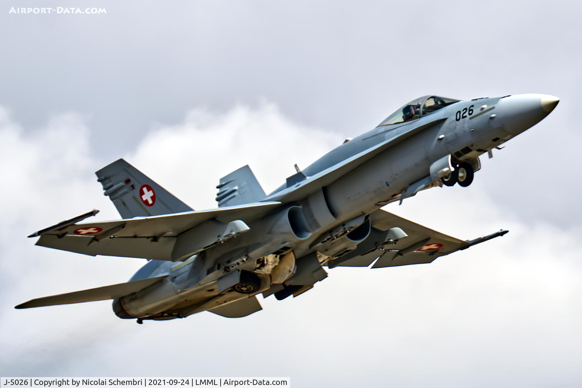 J-5026, 1999 McDonnell Douglas F/A-18C Hornet C/N 1375/SFC026, Departing runway 13