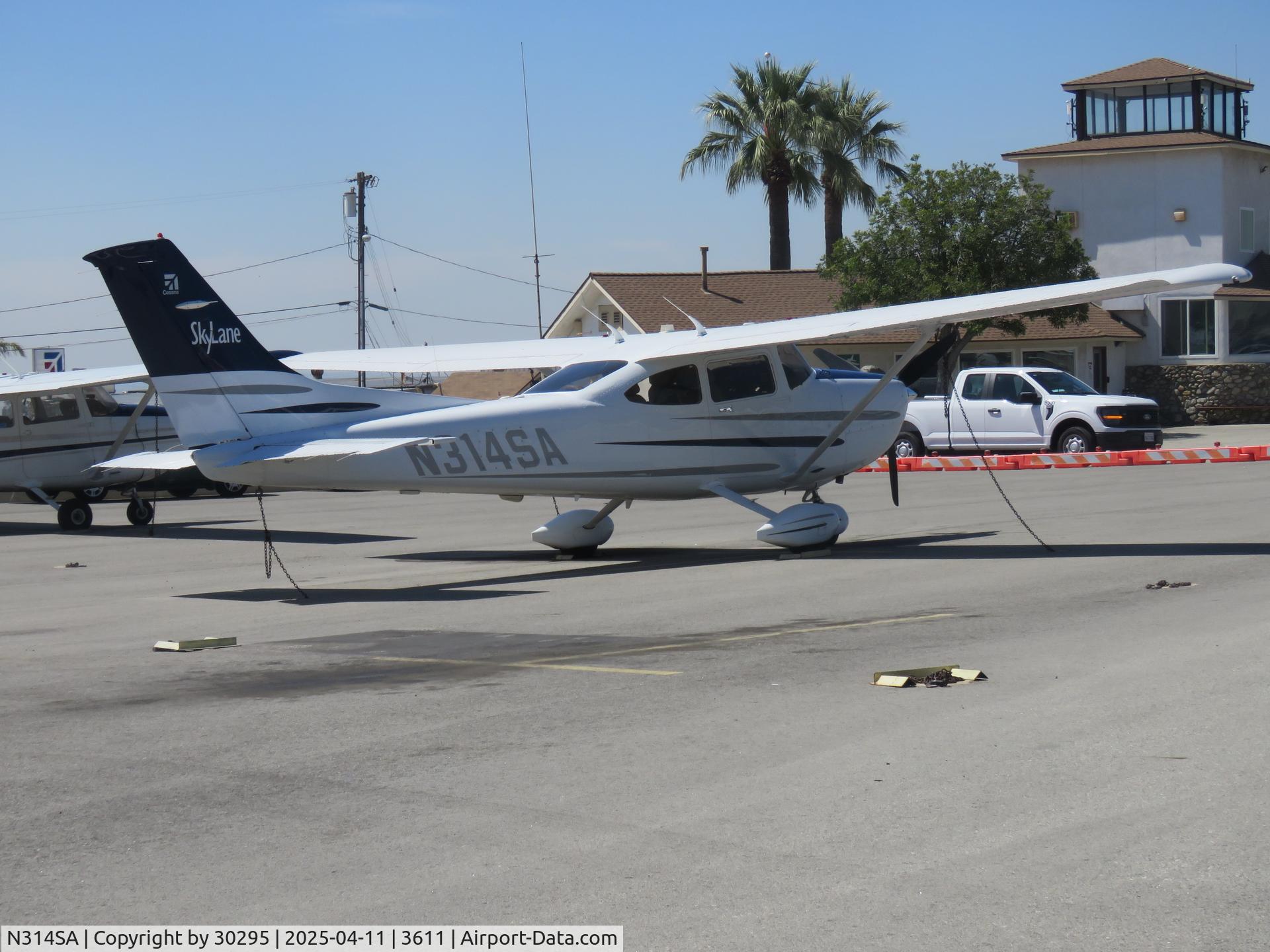 N314SA, 2003 Cessna 182T Skylane C/N 18281243, Parked