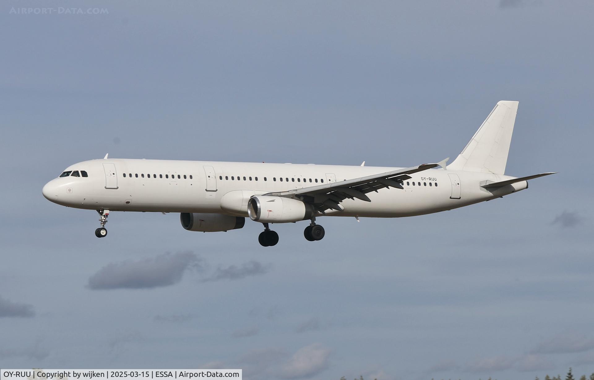 OY-RUU, 1998 Airbus A321-231 C/N 878, Rwy 26