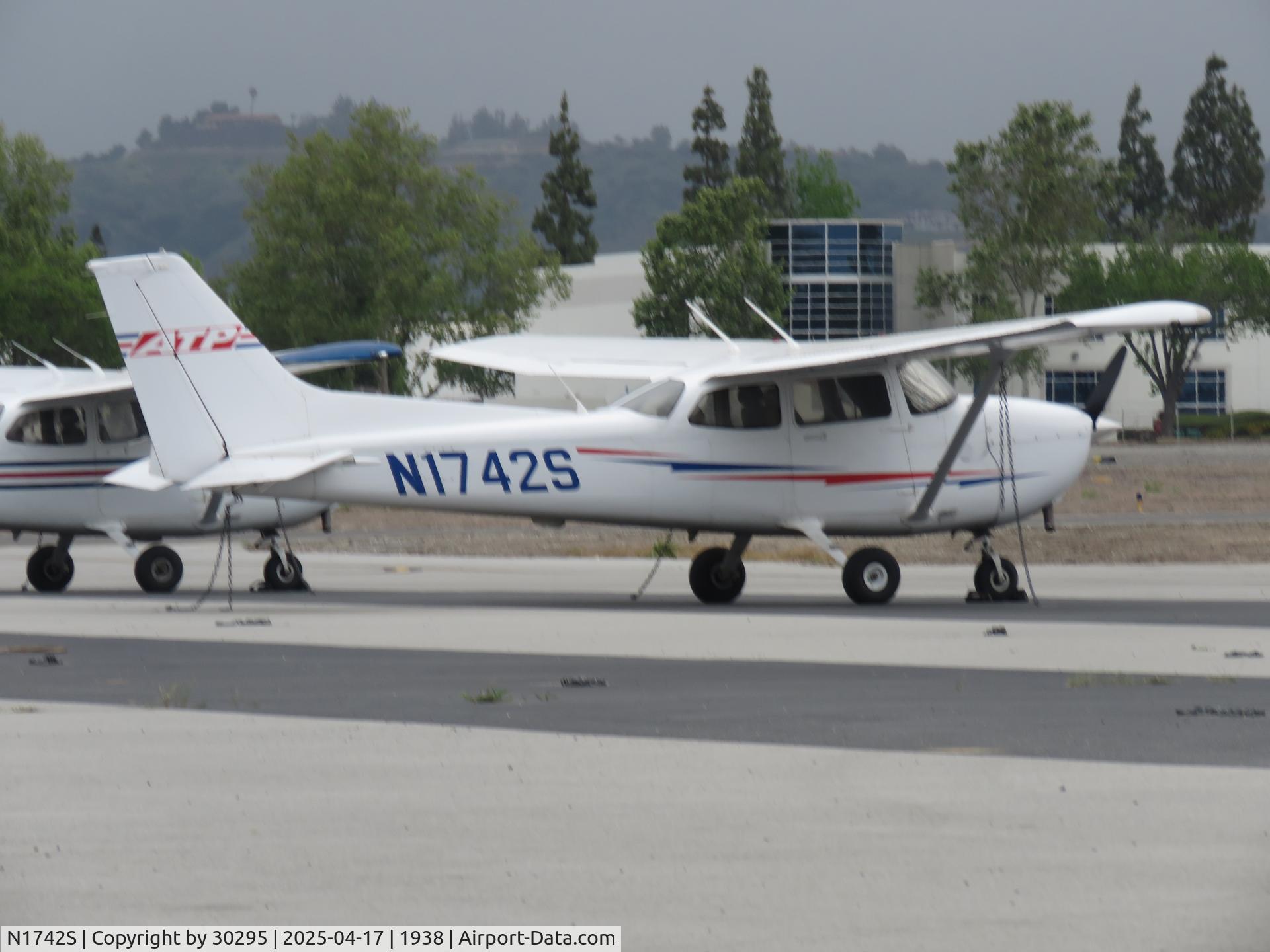 N1742S, 2019 Textron (Cessna) 172S C/N 172S12289, Parked