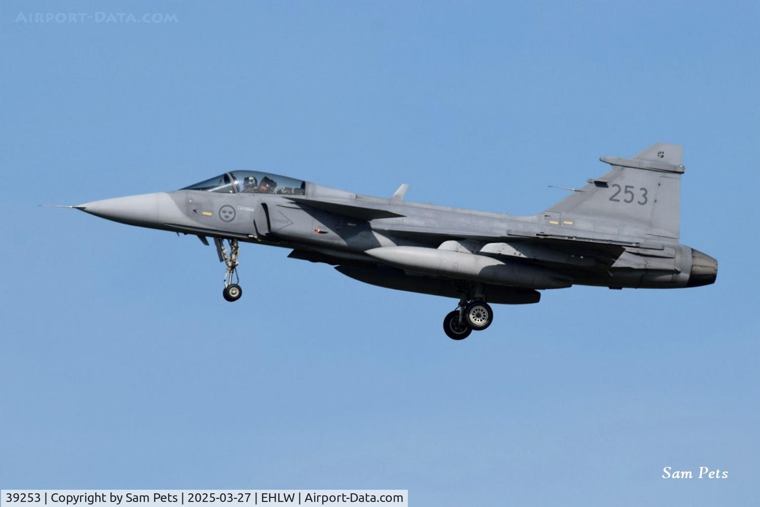 39253, Saab JAS-39C Gripen C/N 39253, Landing at Leeuwarden.
