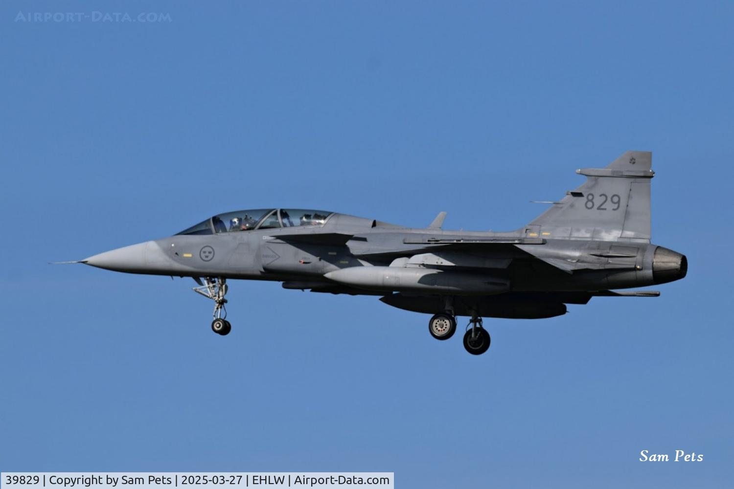 39829, Saab JAS-39D Gripen C/N 39829, Landing at Leeuwarden.