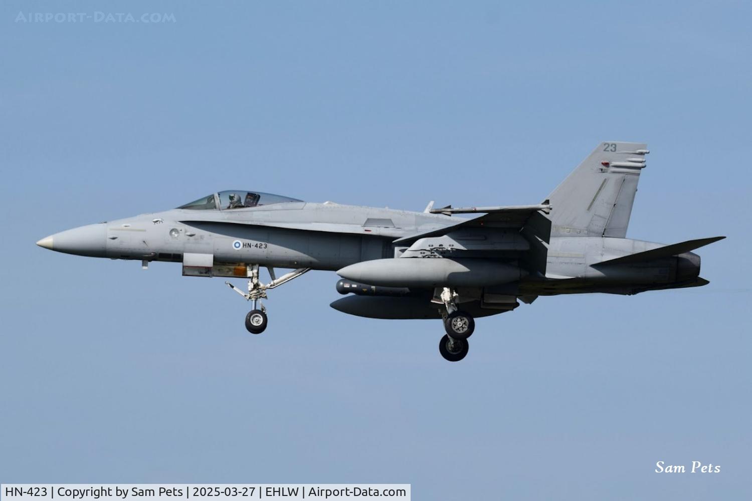 HN-423, McDonnell Douglas F-18C Hornet C/N 1419, Landing at Leeuwarden.
