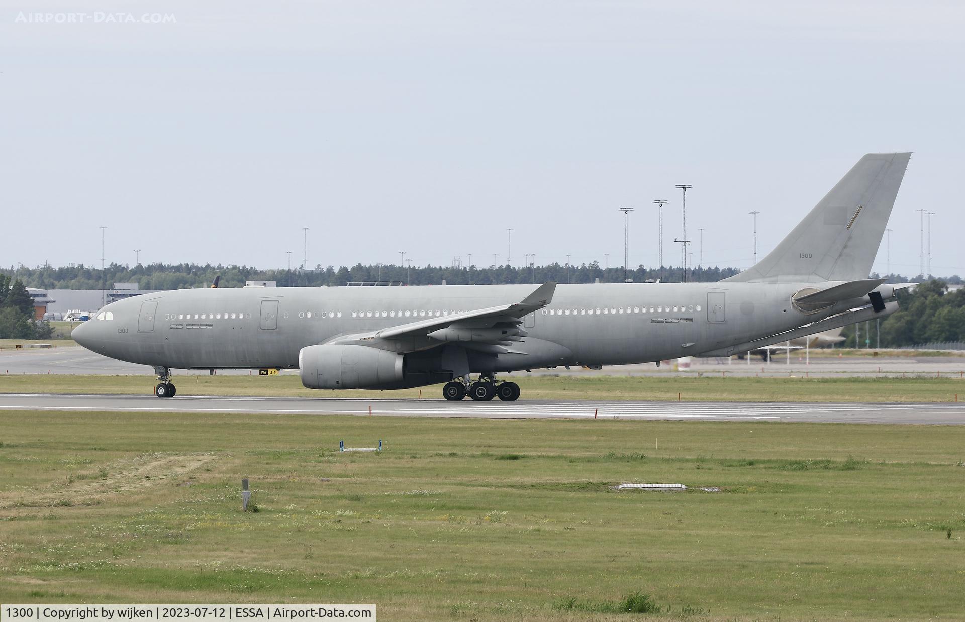 1300, 2009 Airbus A330-243/MRTT C/N 1080, Rwy 19L