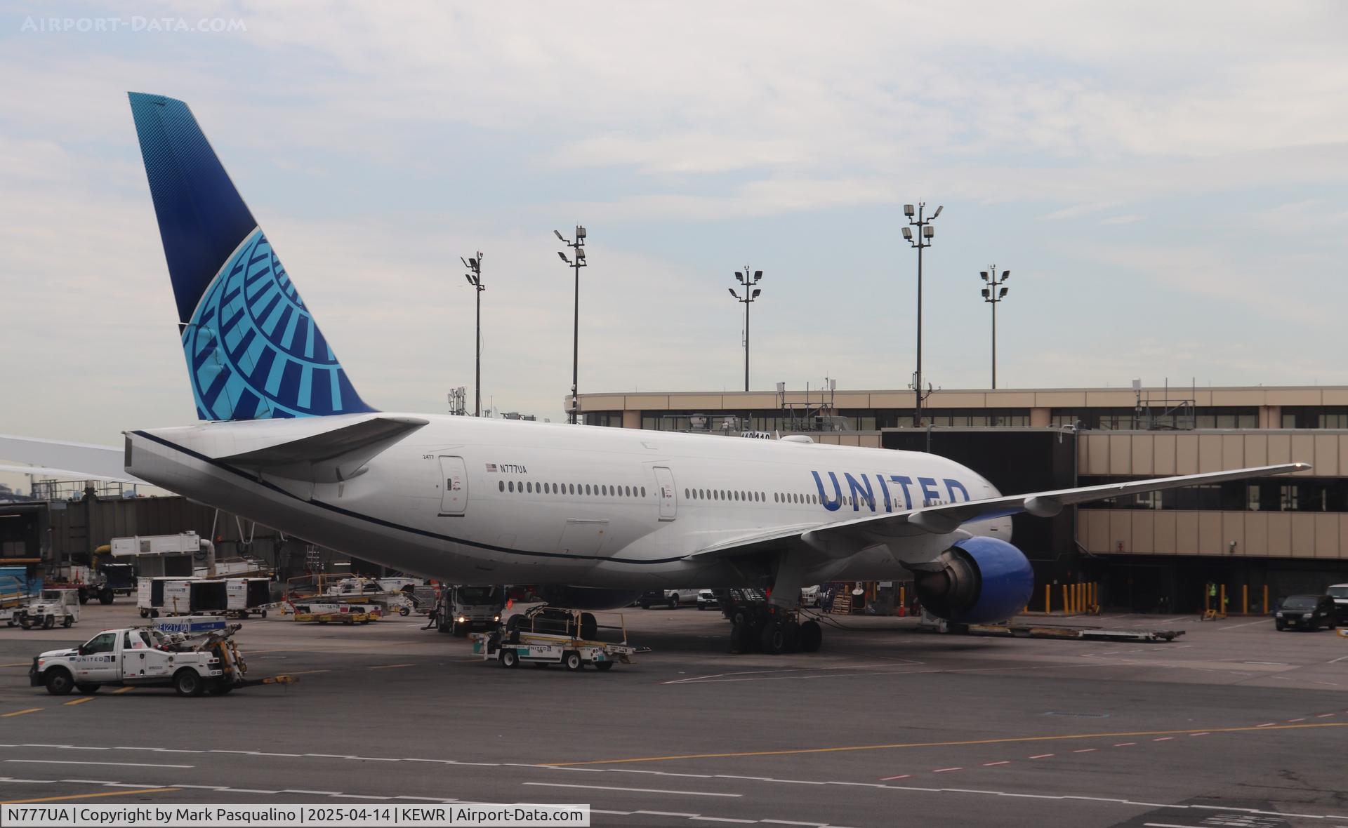 N777UA, 1995 Boeing 777-222 C/N 26916, Boeing 777-222