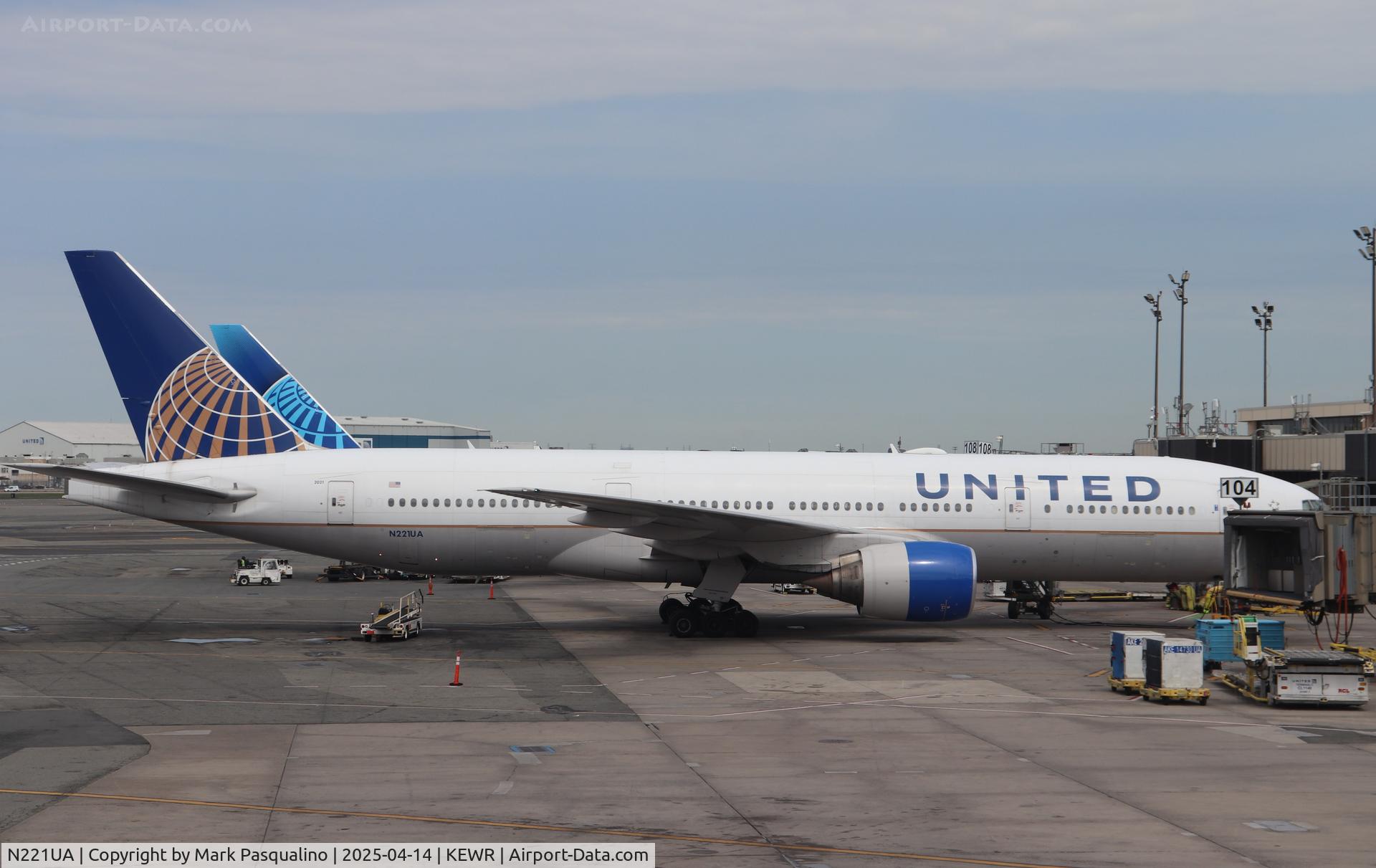 N221UA, 2001 Boeing 777-222 C/N 30552, Boeing 777-222