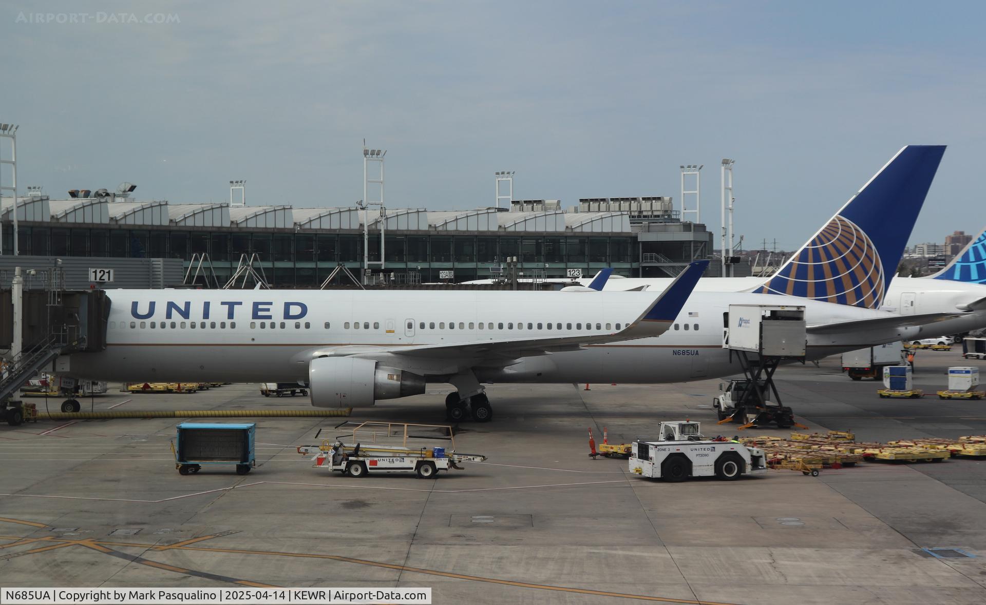 N685UA, 2002 Boeing 767-3CB C/N 33467, Boeing 767-3CB