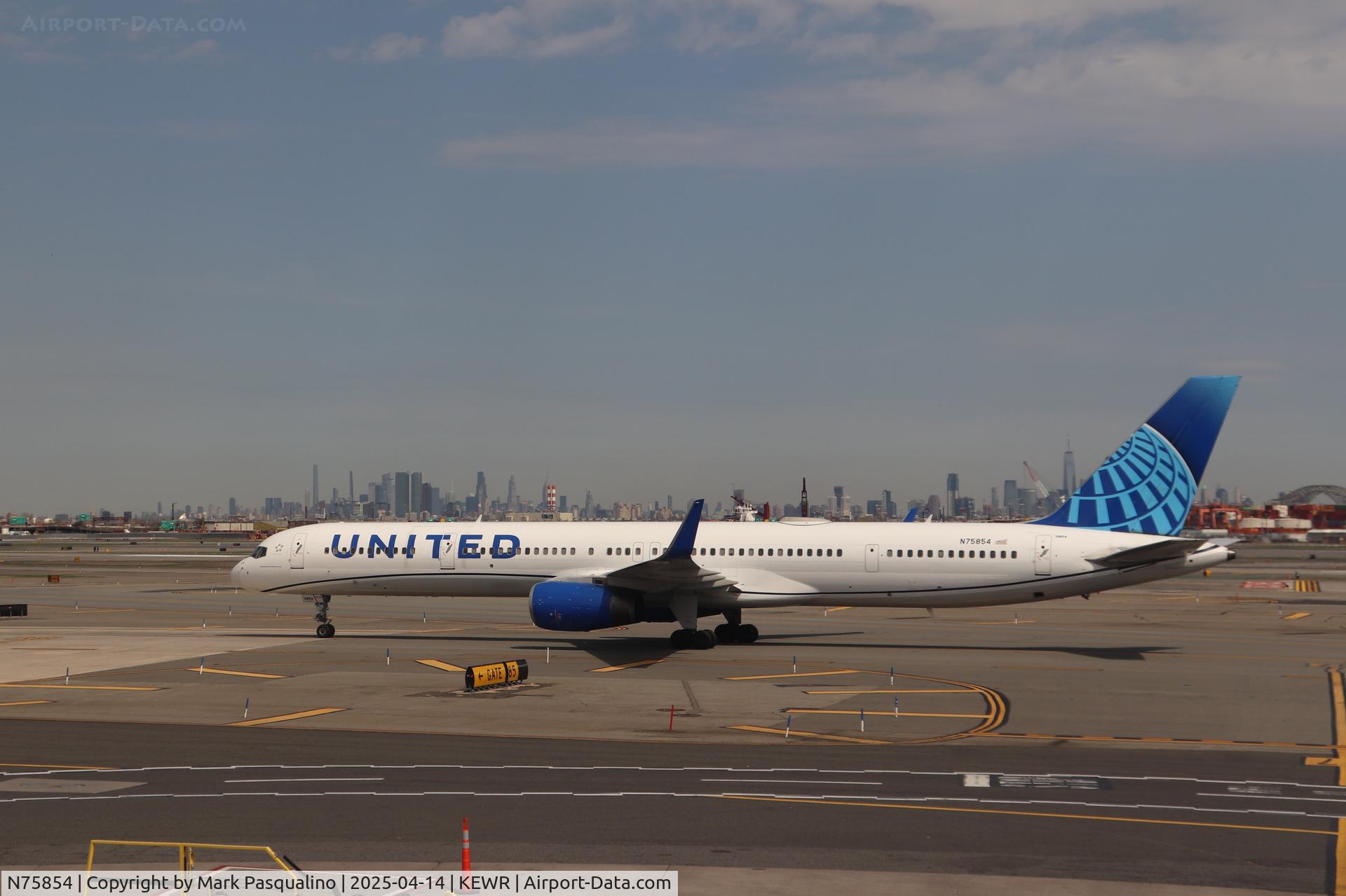 N75854, 2002 Boeing 757-324 C/N 32813, Boeing 757-324
