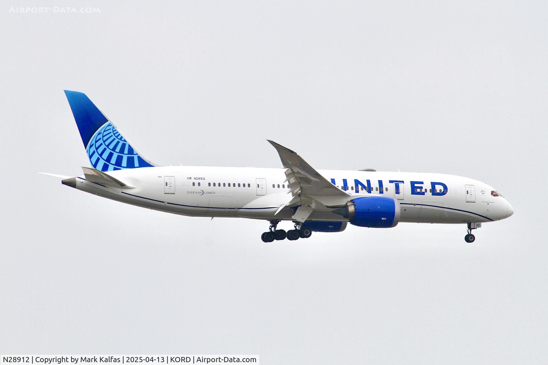 N28912, 2014 Boeing 787-8 Dreamliner C/N 34828, B789 United Airlines Boeing 787-8 Dreamliner N28912 arriving 10C KORD