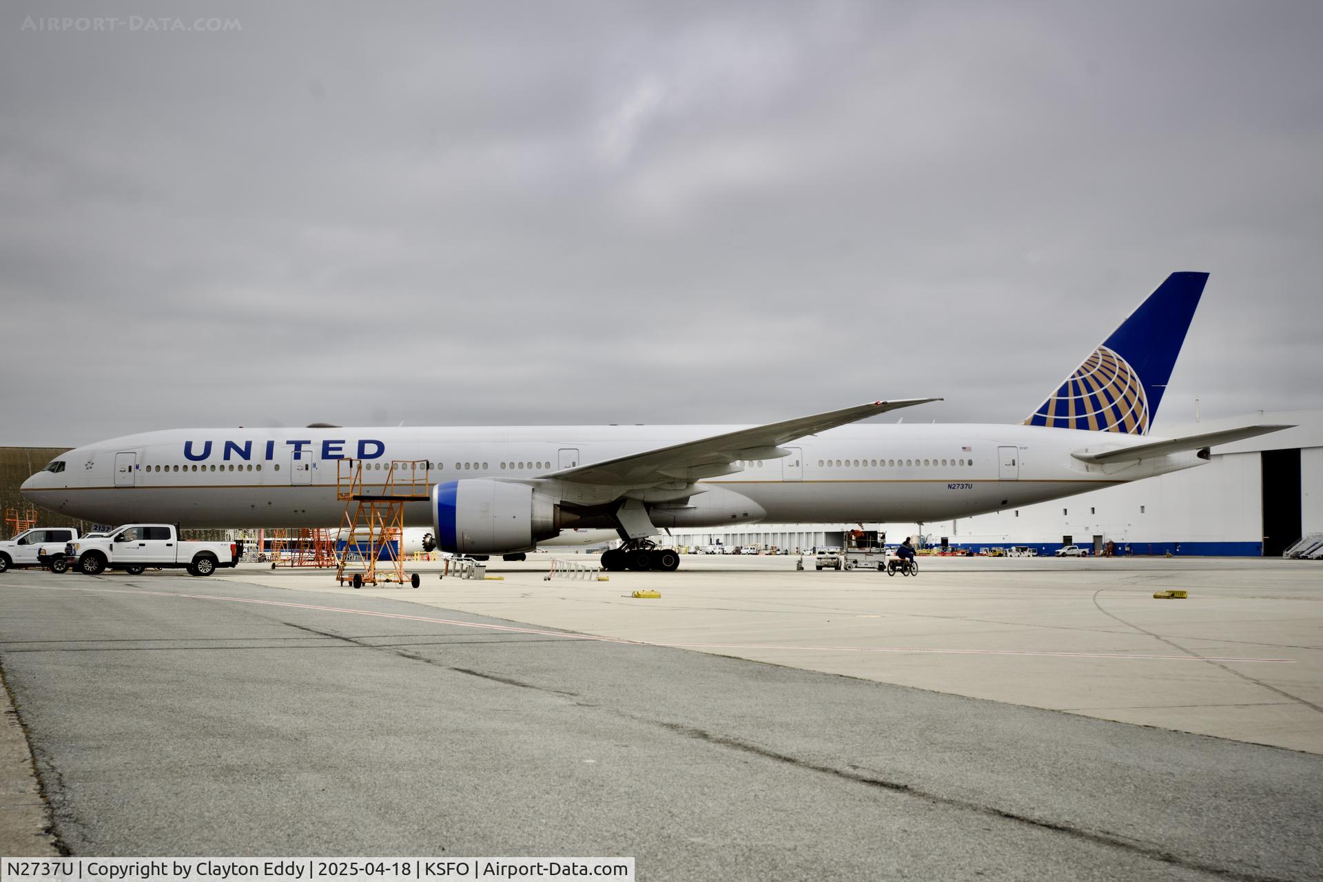 N2737U, 2017 Boeing 777-300/ER C/N 62647, SFO 2025