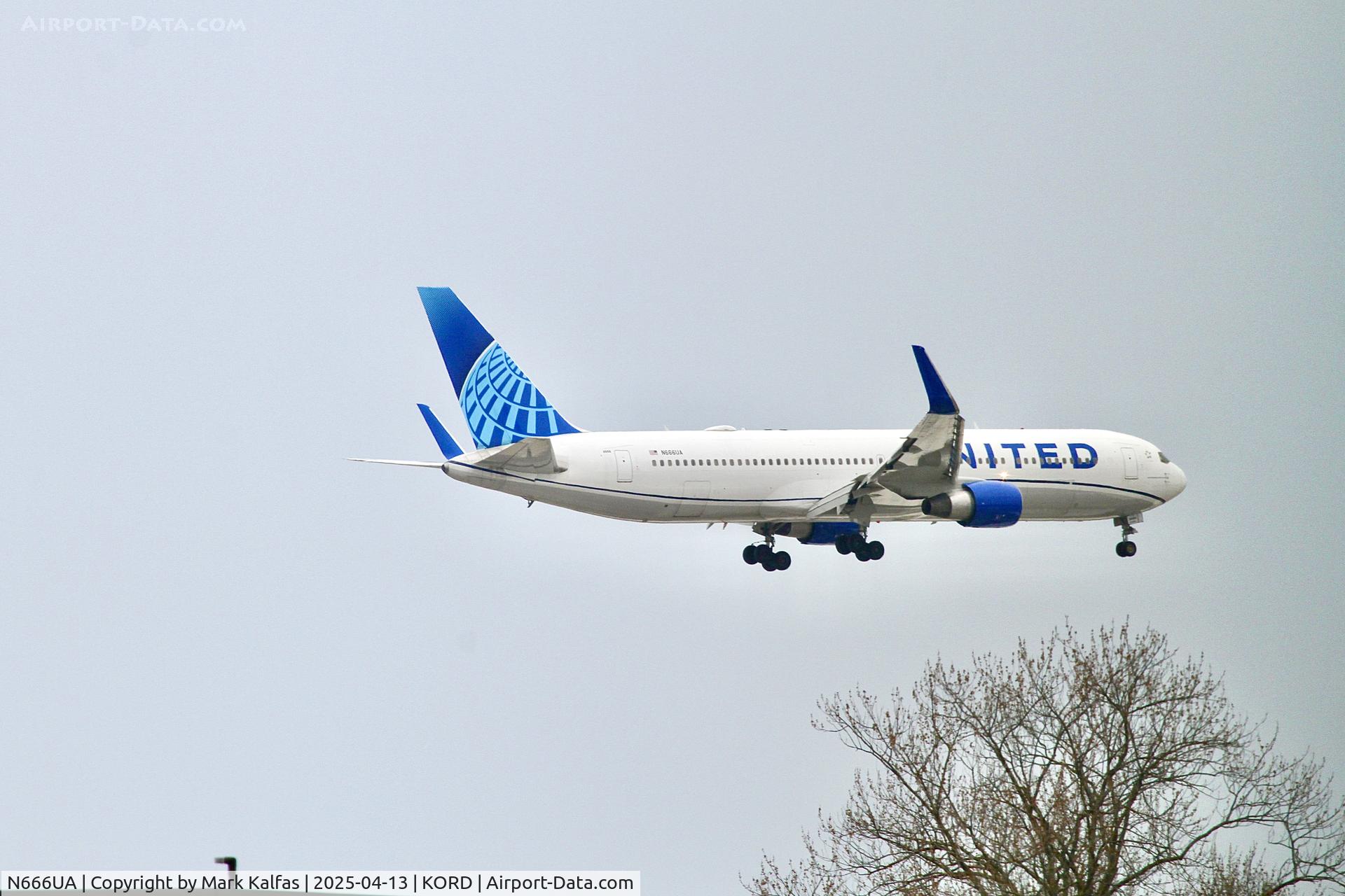N666UA, 1998 Boeing 767-322 C/N 29238, B763 United Airlines Boeing 767-322 N666UA arriving 10C KORD