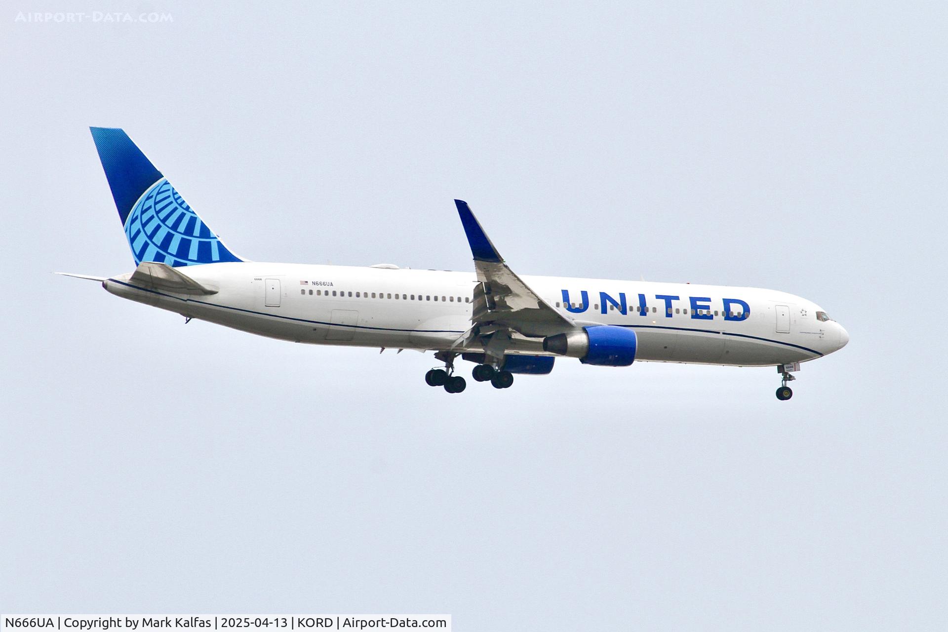 N666UA, 1998 Boeing 767-322 C/N 29238, B763 United Airlines Boeing 767-322 N666UA arriving 10C KORD