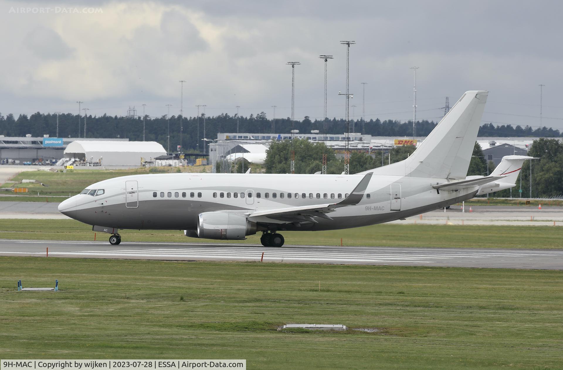 9H-MAC, 1990 Boeing 737-548 C/N 24968, Rwy 19L
