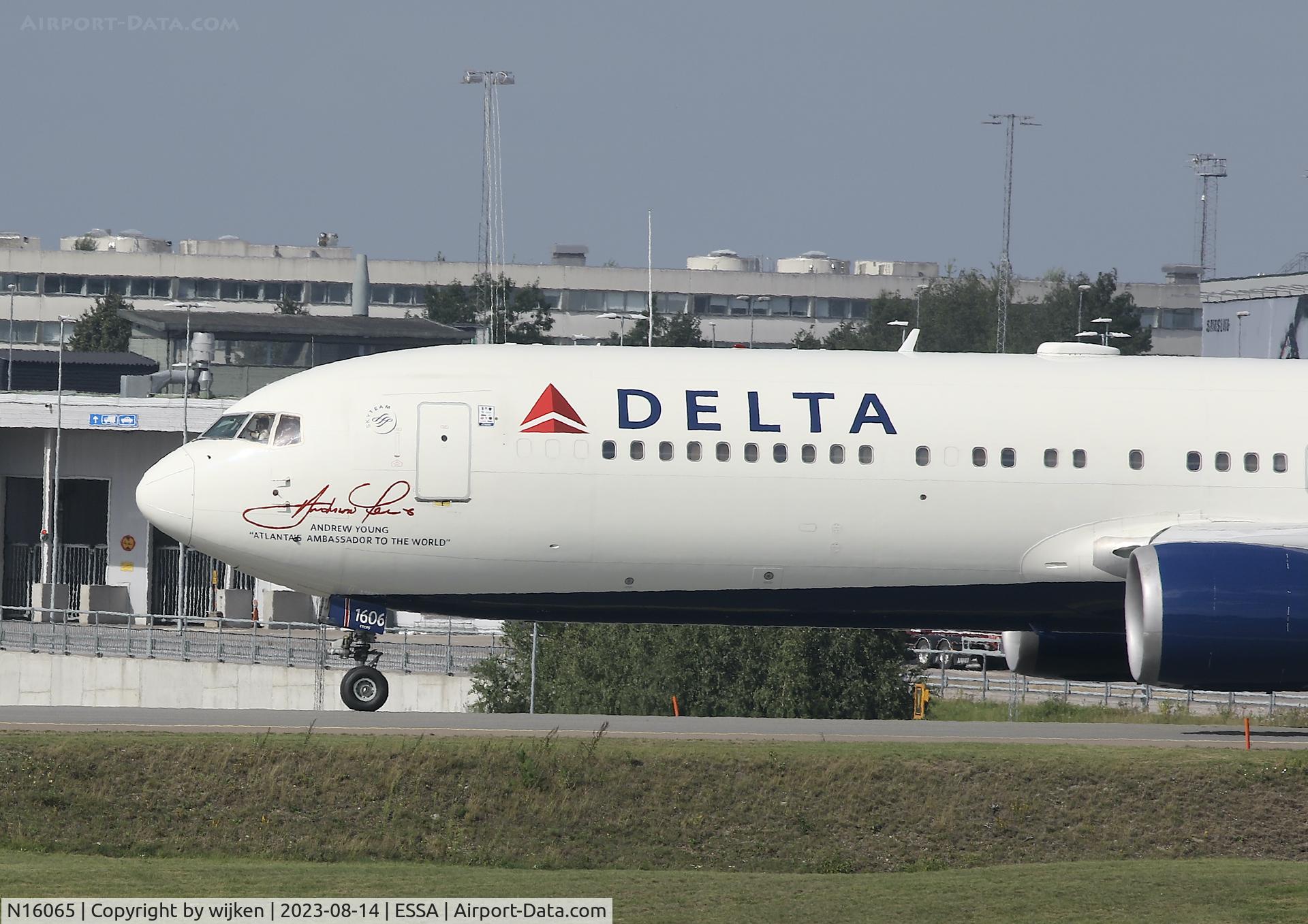 N16065, 1999 Boeing 767-332 C/N 30199, TWY W