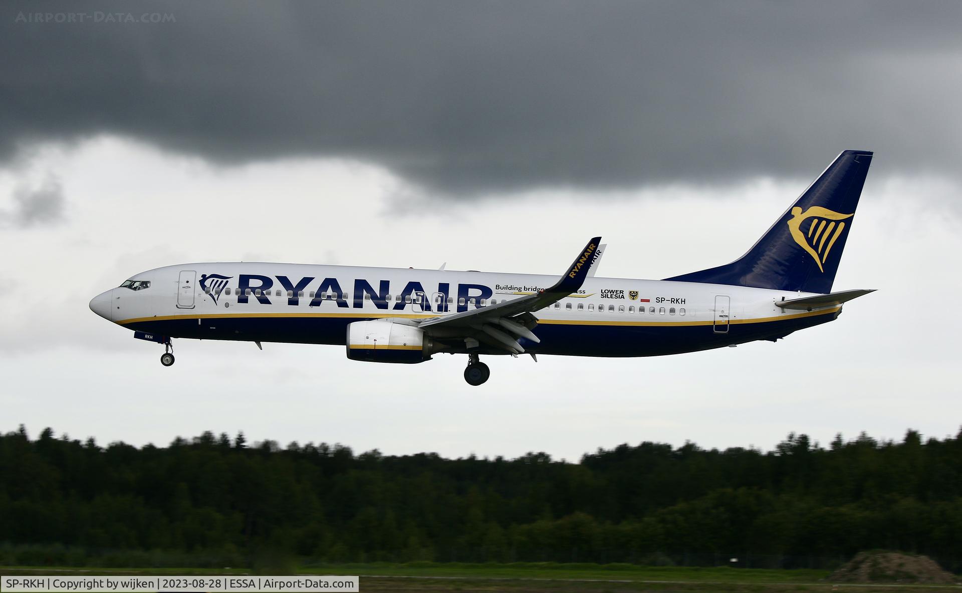 SP-RKH, 2016 Boeing 737-8AS C/N 44746, Rwy 26