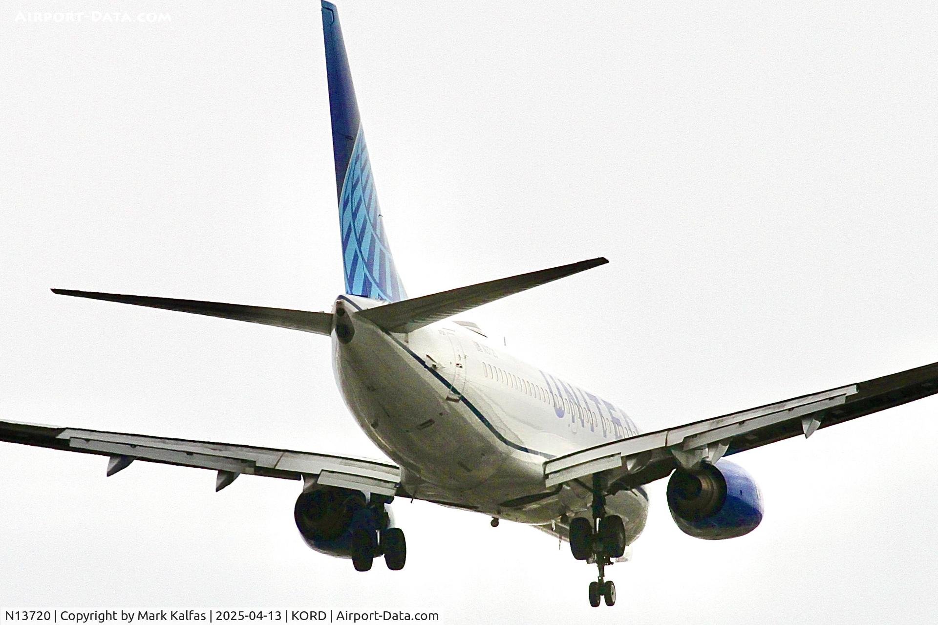 N13720, 1999 Boeing 737-724 C/N 28939, B737 United Airlines Boeing 737-724 N13720 arriving 10R KORD.