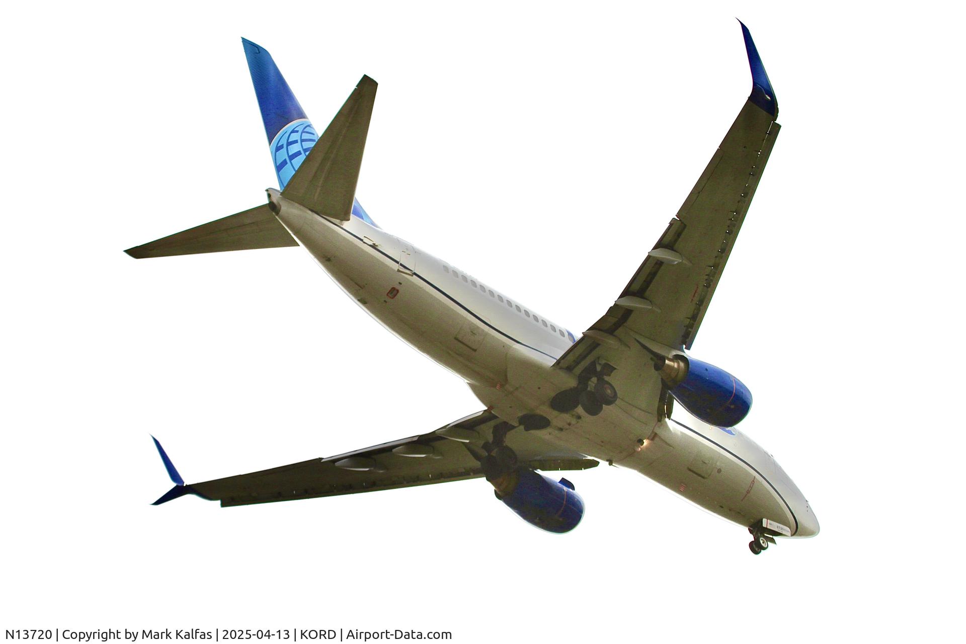 N13720, 1999 Boeing 737-724 C/N 28939, B737 United Airlines Boeing 737-724 N13720 arriving 10R KORD.