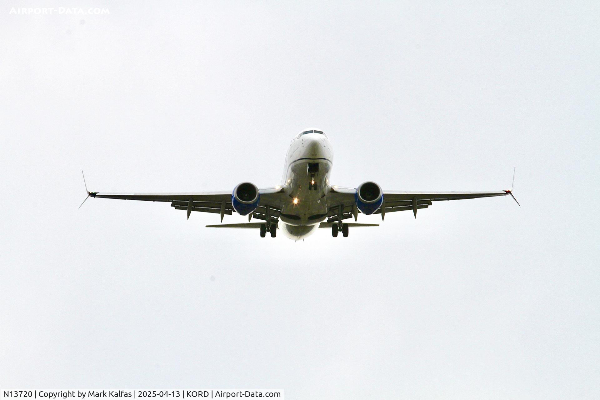 N13720, 1999 Boeing 737-724 C/N 28939, B737 United Airlines Boeing 737-724 N13720 arriving 10R KORD.