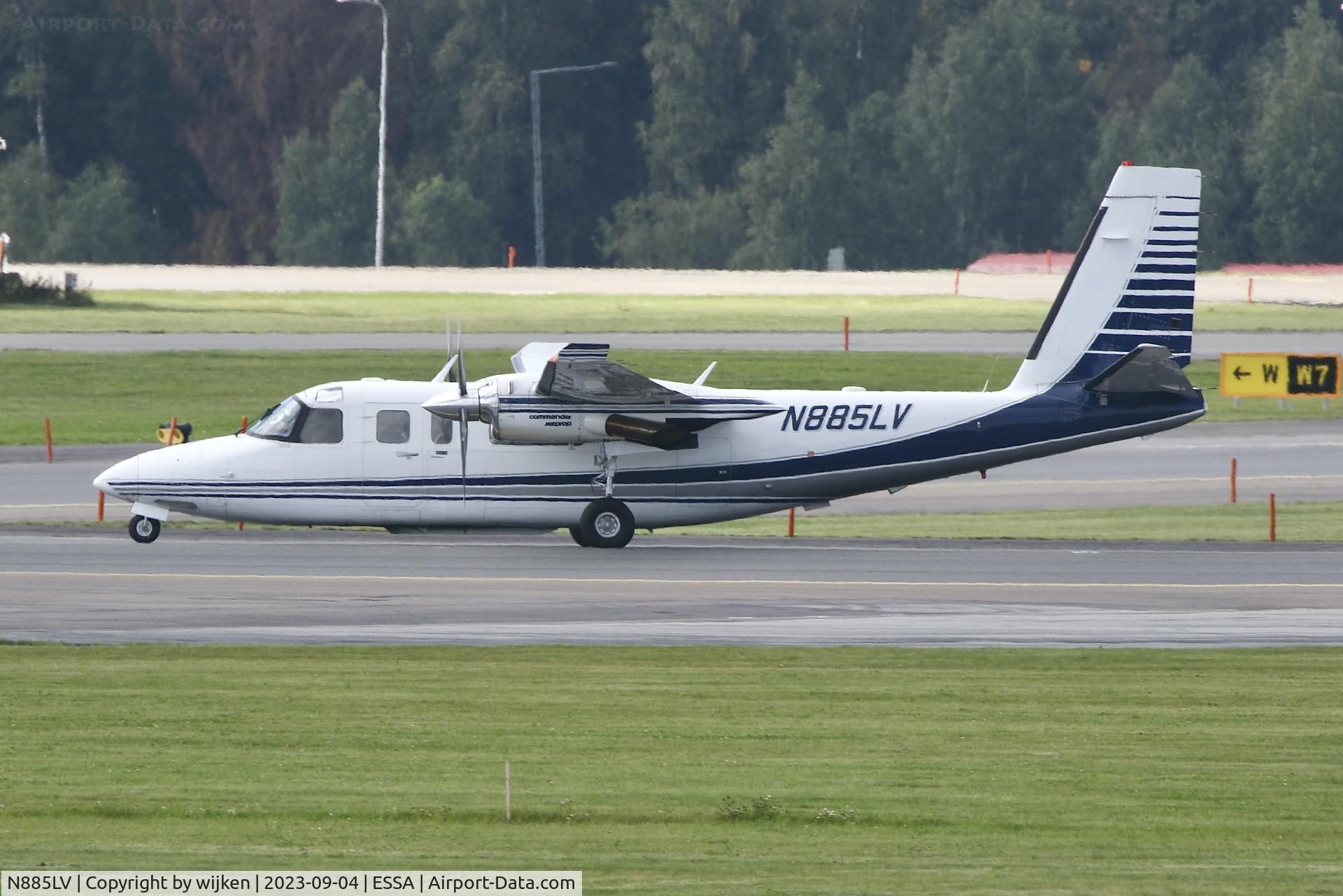 N885LV, Rockwell International 690C C/N 11680, Rwy 19L