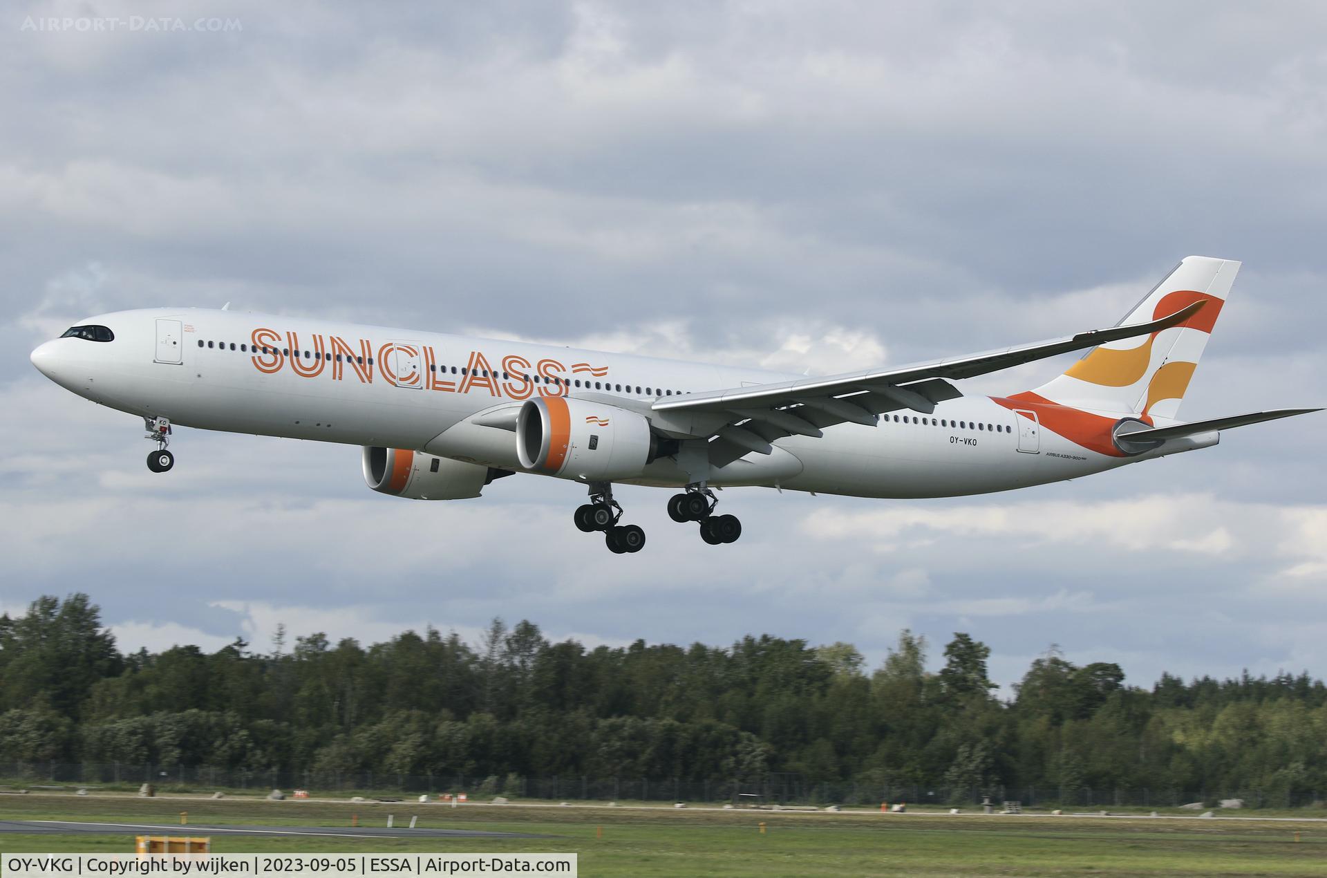 OY-VKG, 2000 Airbus A330-343X C/N 349, Rwy 26