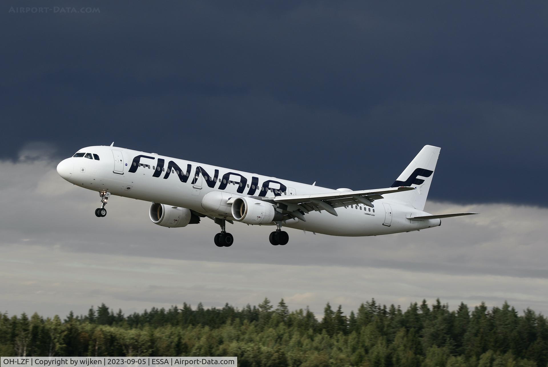 OH-LZF, 2004 Airbus A321-211 C/N 2208, Rwy 26