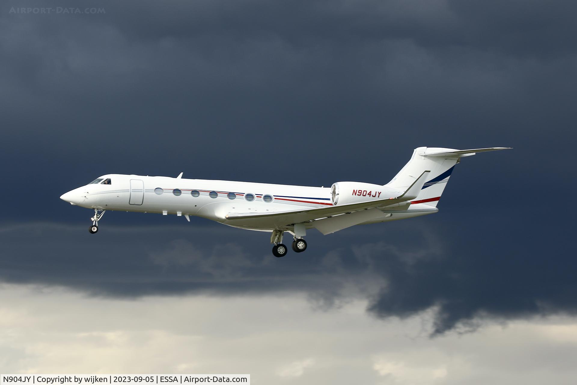 N904JY, 2012 Gulfstream Aerospace GV-SP (G550) C/N 5377, Rwy 26