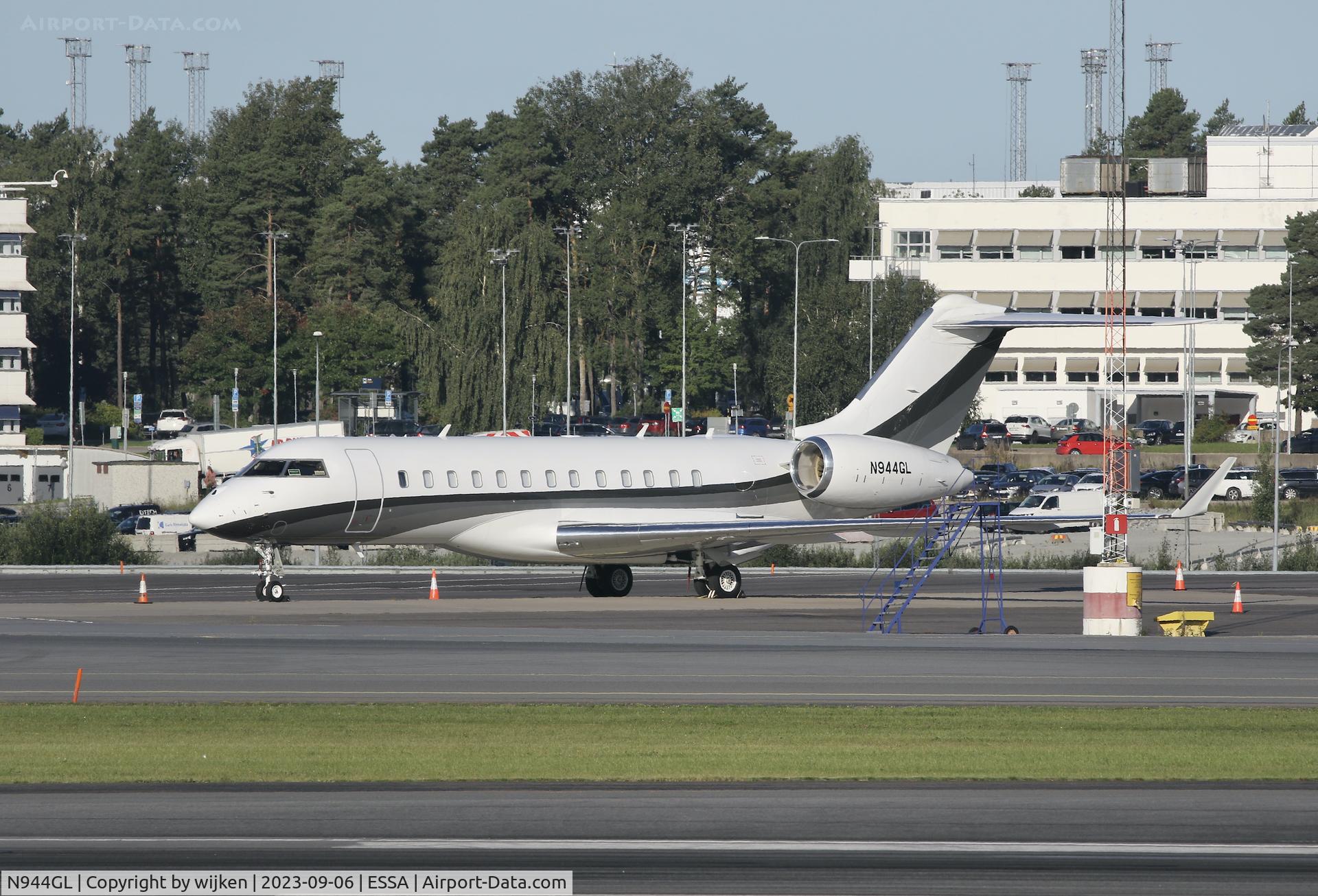 N944GL, 2011 Bombardier BD-700-1A10 Global 6000 C/N 9443, Ramp M