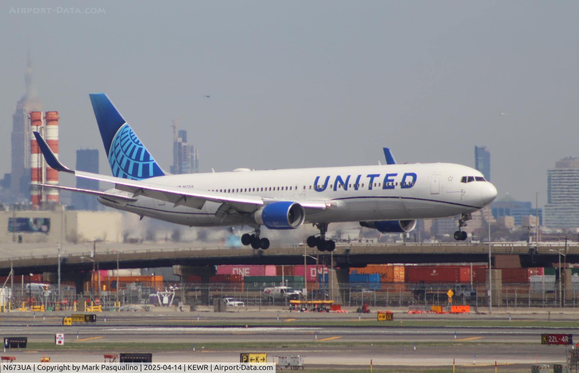 N673UA, 2000 Boeing 767-322 C/N 29241, Boeing 767-322