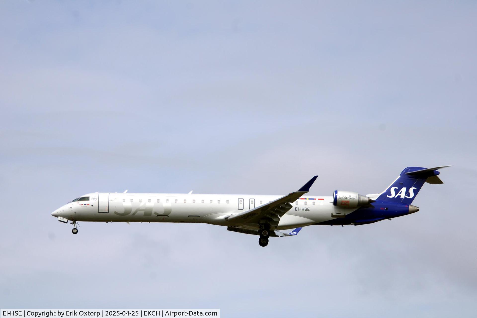 EI-HSE, 2006 Canadair CRJ-900 (CL-600-8C5) C/N 15088, EI-HSE landing rw 22L
