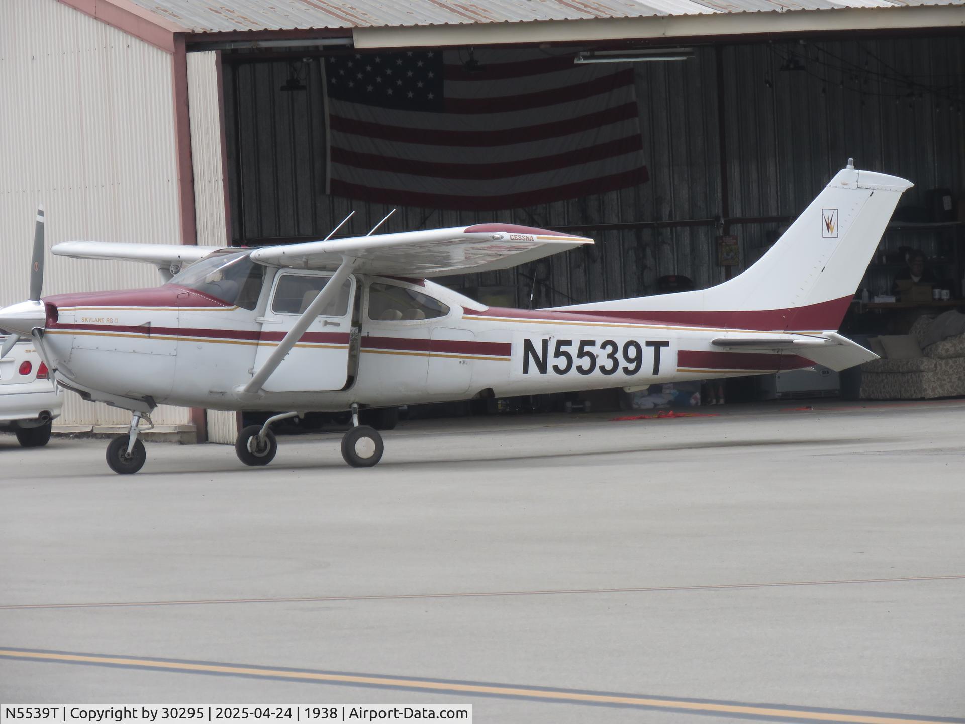 N5539T, 1982 Cessna R182 Skylane RG C/N R18201889, Parked