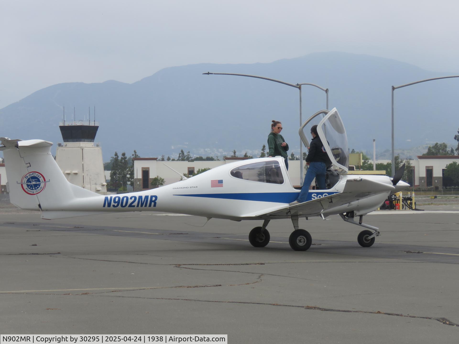 N902MR, 2006 Diamond DA-40 Diamond Star C/N 40.324, Parked