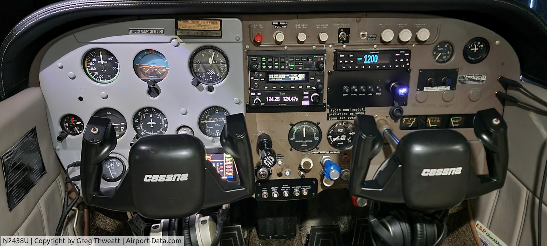 N2438U, 1963 Cessna 172D C/N 17250038, Panel