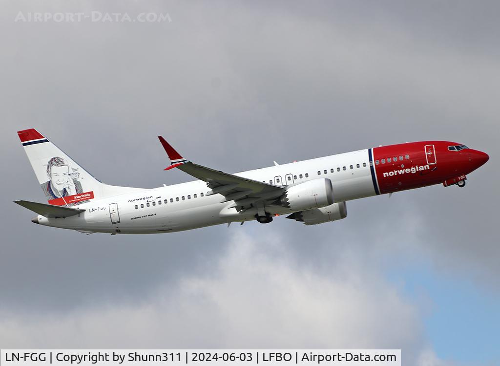LN-FGG, 2021 Boeing 737-8 MAX C/N 43343, Climbing after take from rwy 32R