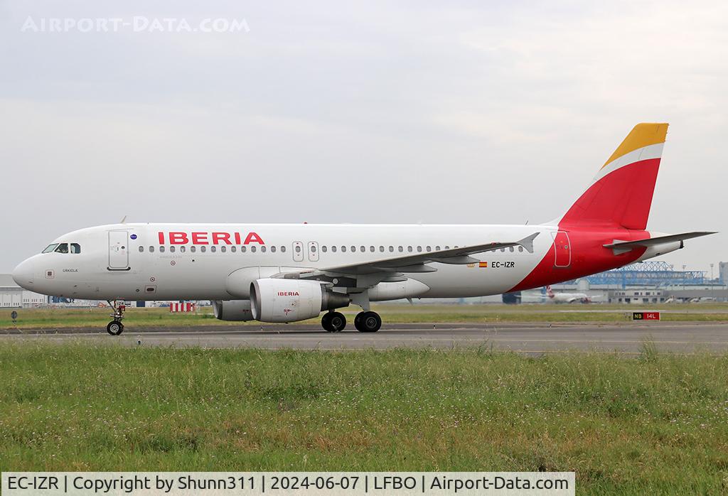 EC-IZR, 2004 Airbus A320-214 C/N 2242, Taxiing to the Terminal... new c/s