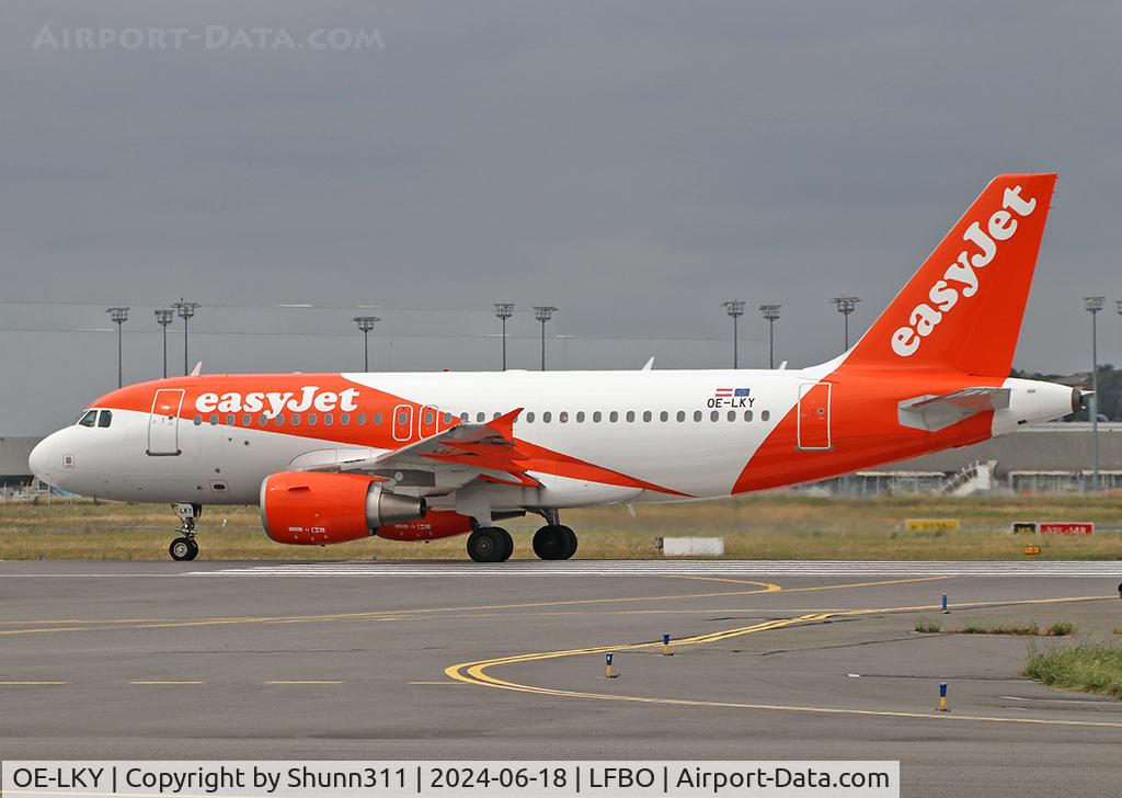OE-LKY, 2011 Airbus A319-111 C/N 4778, Ready for departure rwy 14L... new c/s