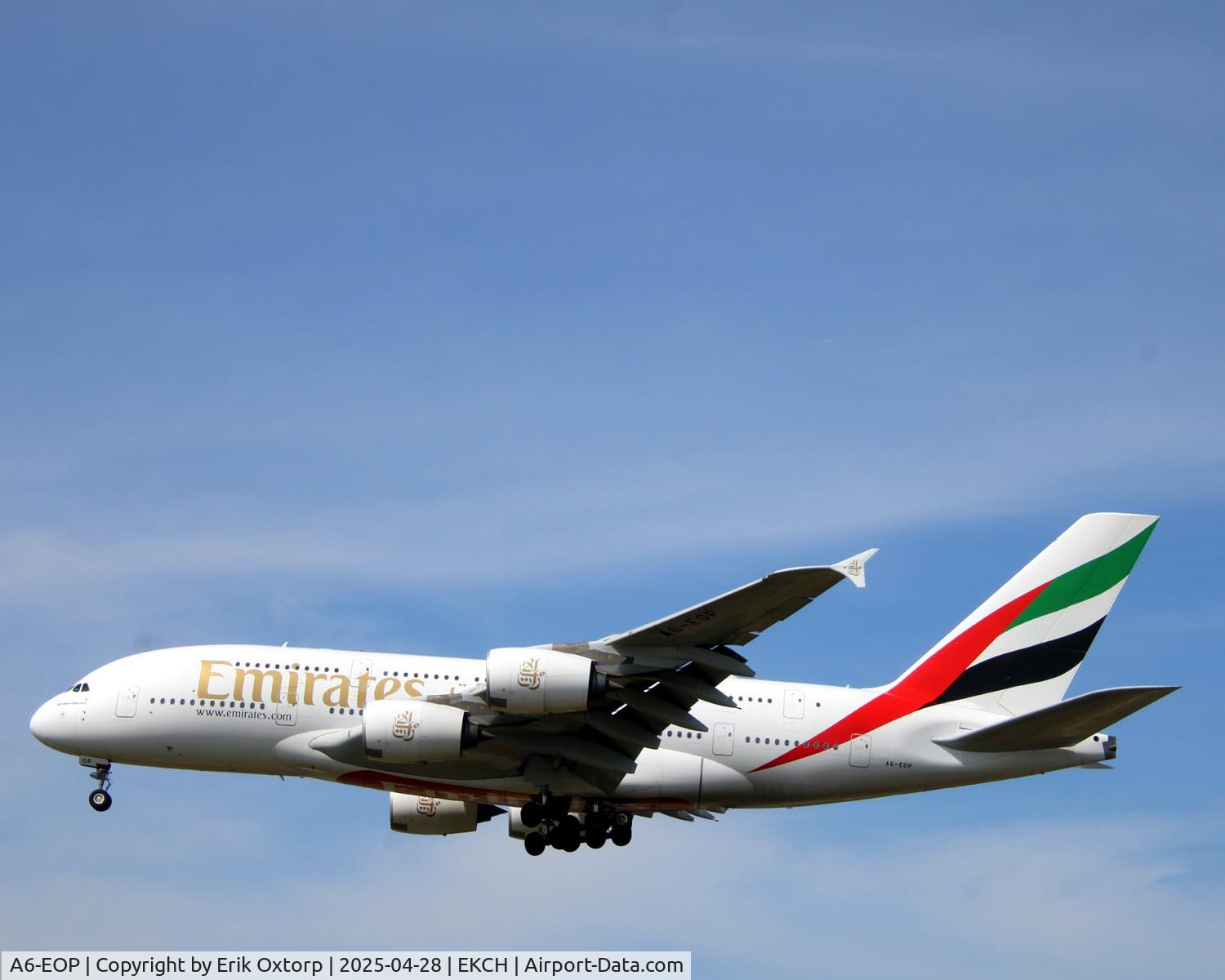 A6-EOP, 2015 Airbus A380-861 C/N 200, A6-EOP landing rw 22L