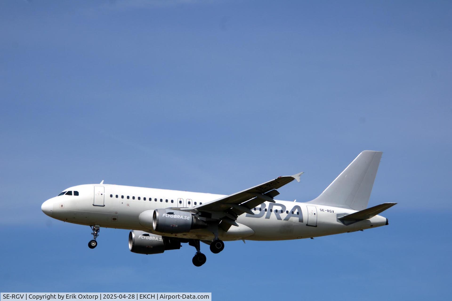 SE-RGV, 2004 Airbus A319-111 C/N 2283, SE-RGV landing rw 22L