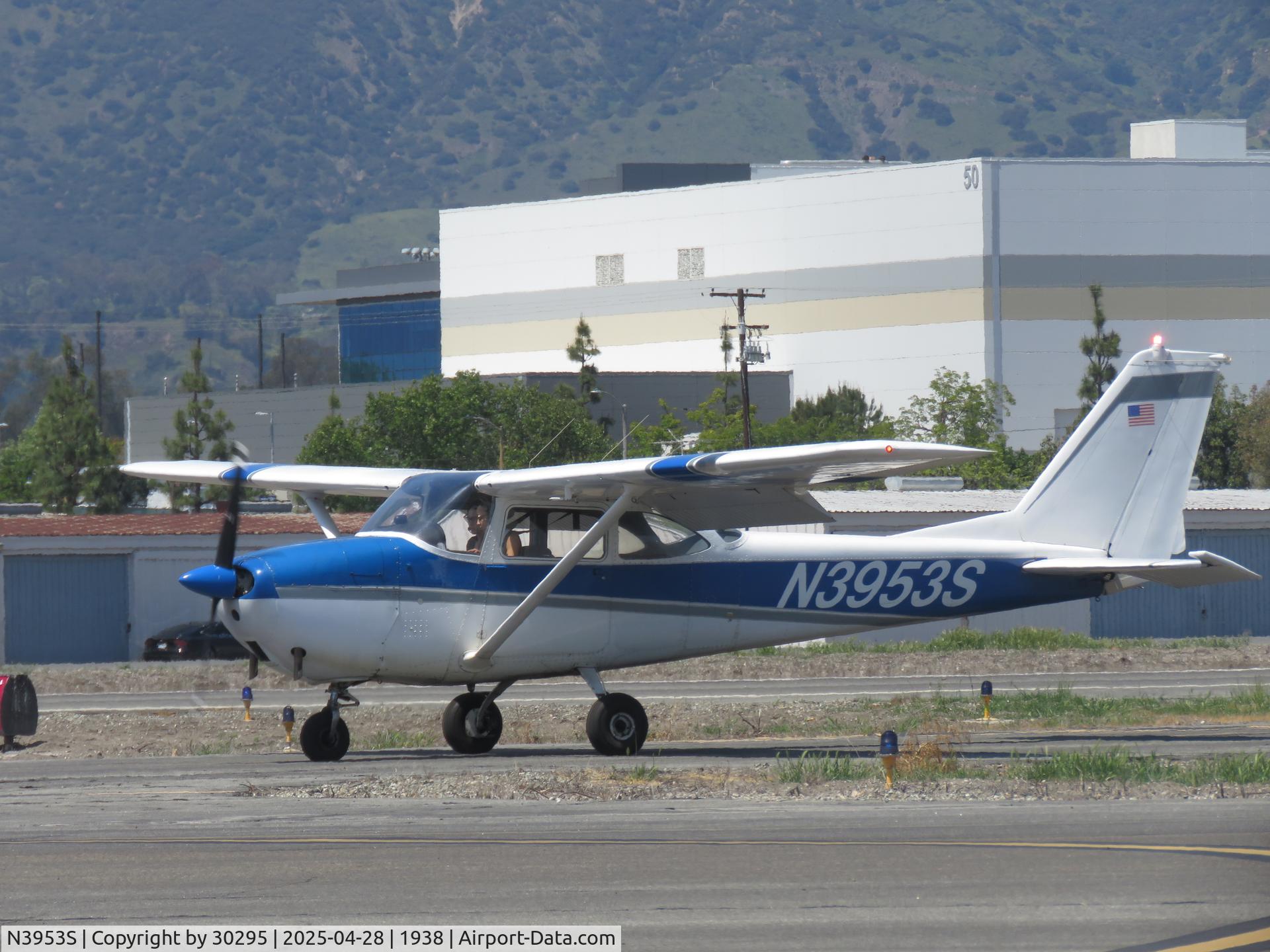 N3953S, 1964 Cessna 172E C/N 17251153, Waiting