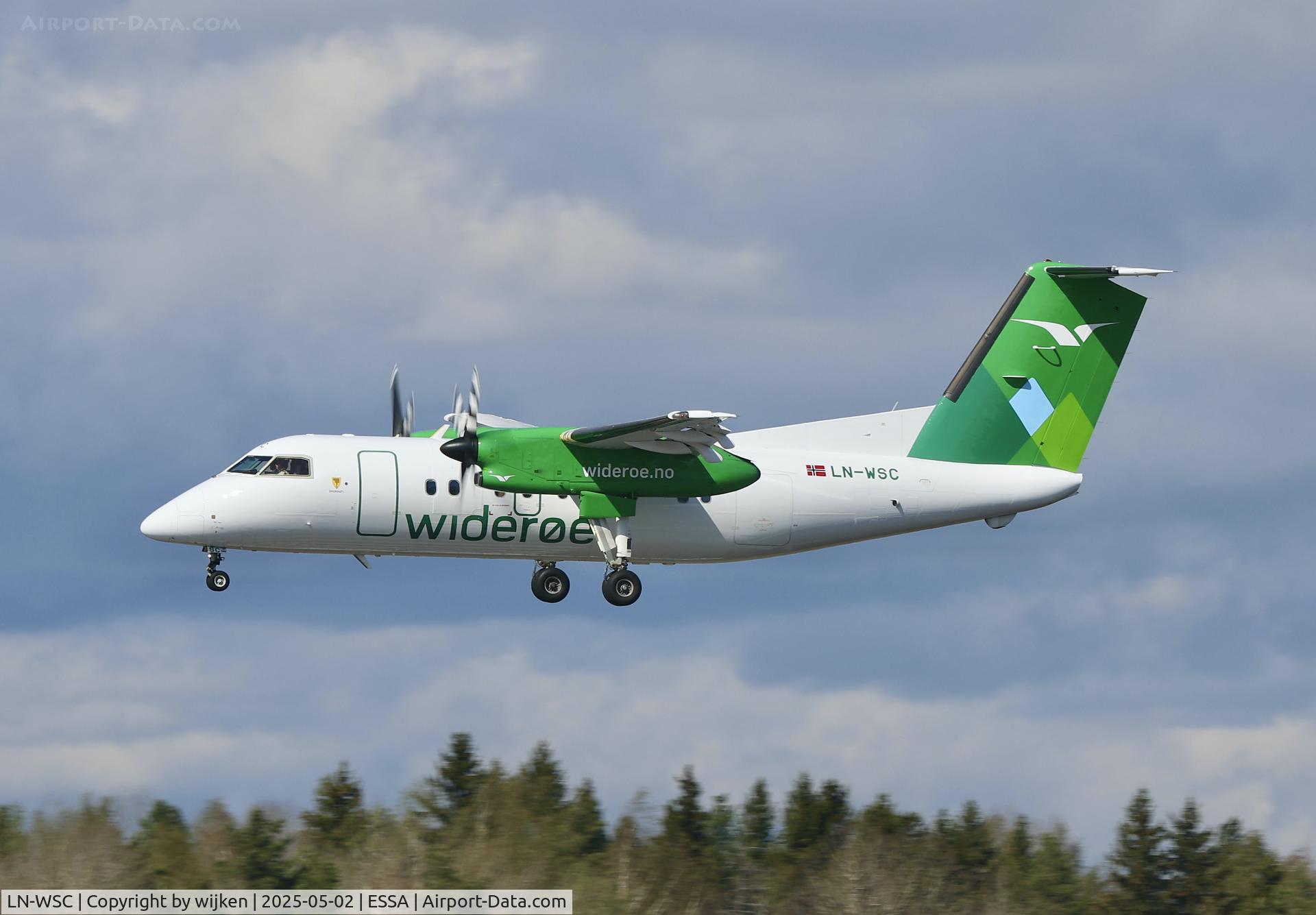 LN-WSC, 1996 De Havilland Canada DHC-8-202 Dash 8 C/N 441, Rwy 26