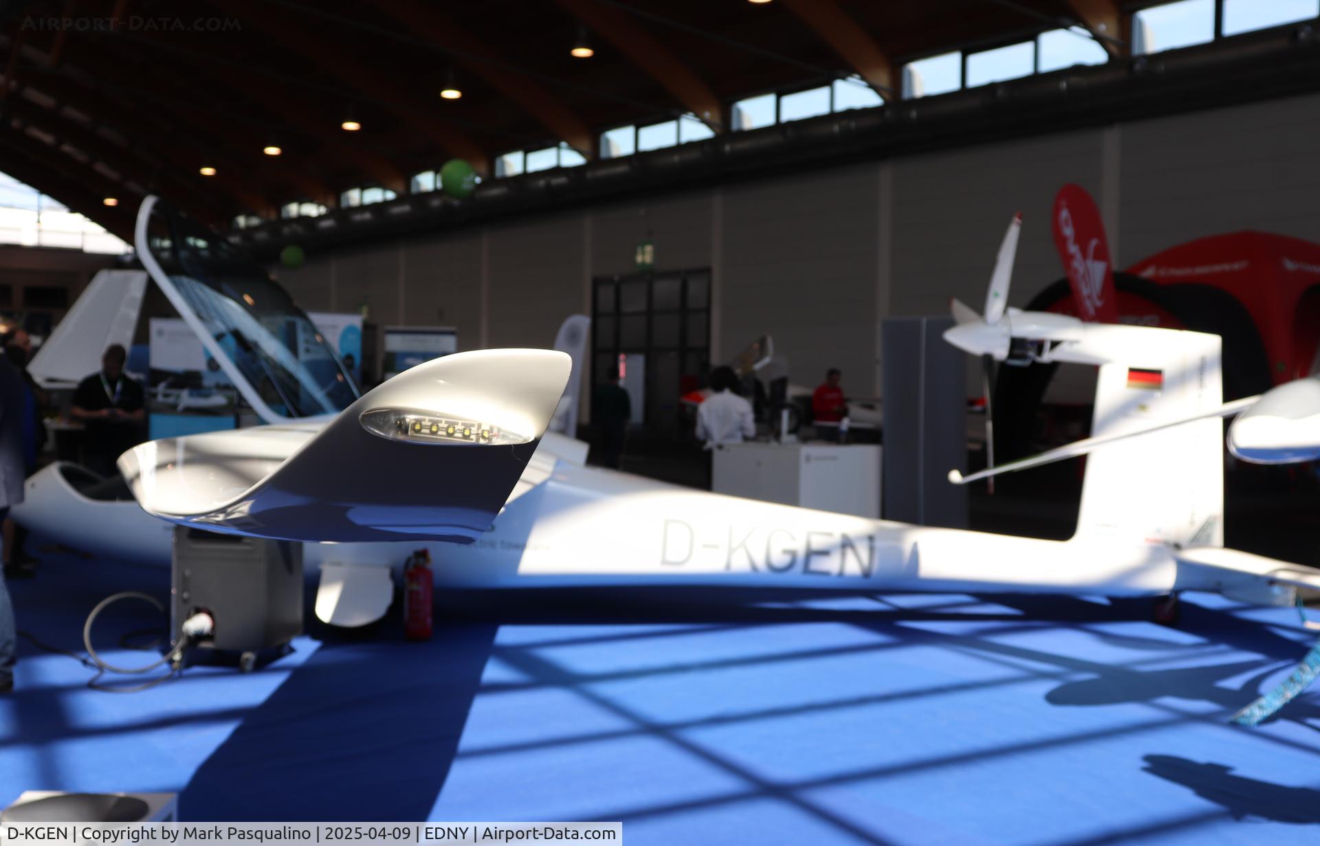 D-KGEN, 2011 Akaflieg Stuttgart e-Genius C/N 01, Akaflieg Stuttgart e-Genius